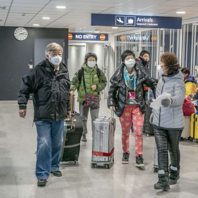 Turisteja Rovaniemen lentokentällä.