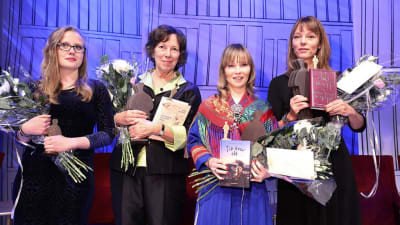 Lilla Augustpristagaren Sigrid Nikka (till vänster) tillsammans med Augustprisvinnarna Nina Burton, Ann-Helén Laestadius och Lina Wolff.