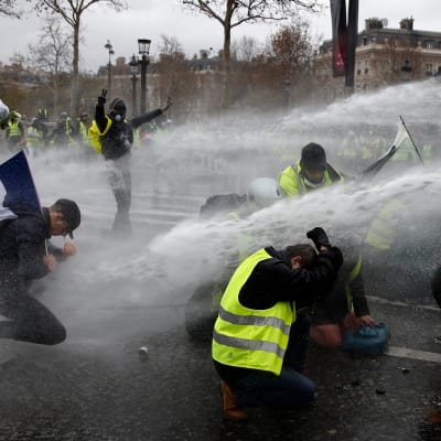 Mielenosoittajia suihkutetaan vesitykillä Pariisissa