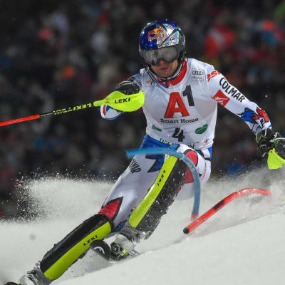 Alexis Pinturault visade upp fin slalomfor i Schladmings kvällstävling.