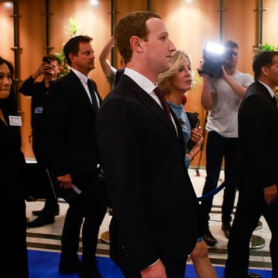 Facebookin toimitusjohtaja Mark Zuckerberg kävi Euroopan parlamentin kuultavana toukokuussa 2018. EU haluaa, että yhteisöpalvelut puuttuvat tiukemmin tekaistuihin käyttäjätileihin.