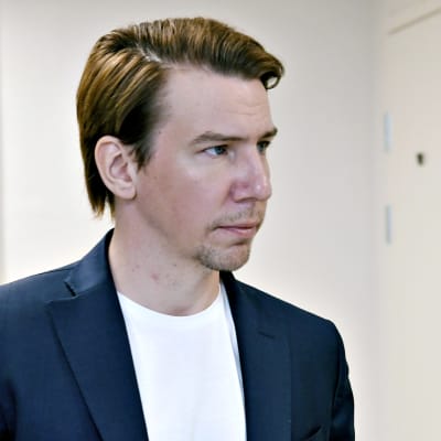 Näyttelijä Aku Hirviniemi Kanta-Hämeen käräjäoikeudessa Hämeenlinnassa 17. toukokuuta 2019.