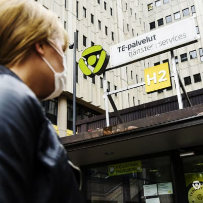 Asiakas astuu Helsingin Työllisyyden palvelutorille Pasilan TE-toimistoon heinäkuussa 2020.