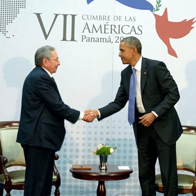 Raul Castro och Barack Obama skakar hand.
