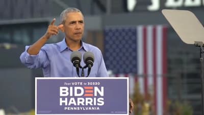 USA:s tidigare president Barack Obama talar vid ett talarpodium på Joe Bidens kampanjevenemang i Pennsylvania.