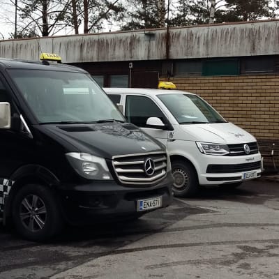Tre större taxibilar väntar på beställningar utanför taxistationen i Pargas.