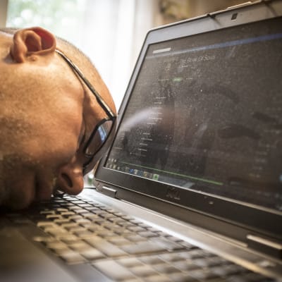 Marcus Rosenlund somnade vid datorn.