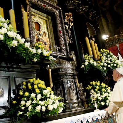 Paavi Fransiscus rukoilemassa Częstochowan madonnan edessä.