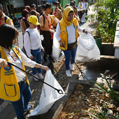Vapaaehtoiset keräsivät roskia maailman siivouspäivänä Jakartassa, Indonesiassa 21. syyskuuta.