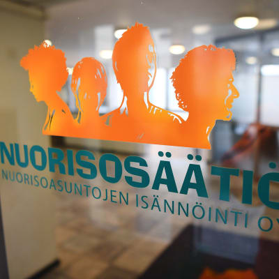 Nuorisosäätiön logo ovessa Helsingissä.