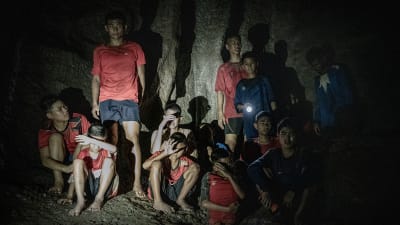 Pojkar i en mörk grotta då de första gången upptäcks av räddarna.