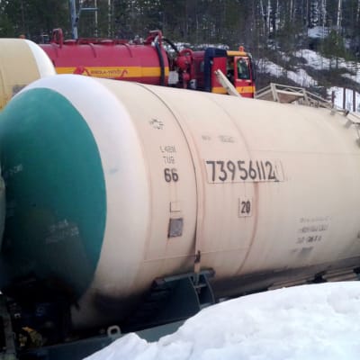 Säiliövaunuja ja säiliöauto Kinnin kemikaalionnettomuuspaikalla 7.4.2018.