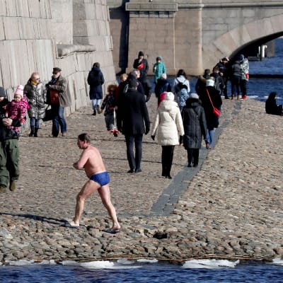 Uimahousuihin pukeutunut mies keväisessä Pietarissa.