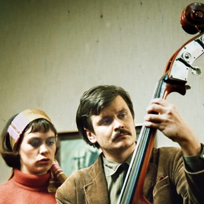 Marja Packalén ja Heikki Kinnunen tv-satiirissa Iso viulu – kaks sataa (1976).