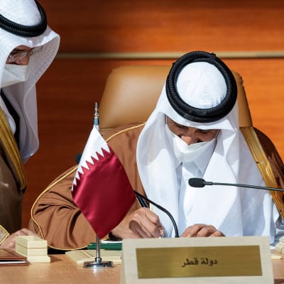 Qatarin sheikki Tamim bin Hamad Al-Thani allekirjoittaa sopimusta.