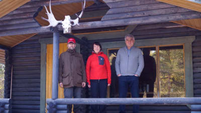 John-Erik Jussila, Gunilla Hällund och Harald Finne vid Bennäs jaktförenings stuga på Tornberget.