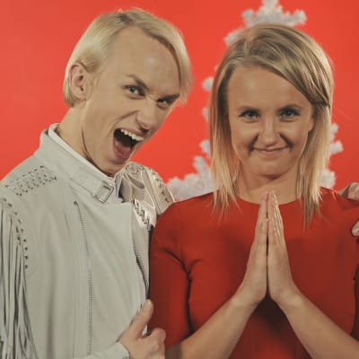 Christoffer Strandberg och Fredrika Lindholm vid inspelningarna av X3M:s julvideo "Julgrisar".