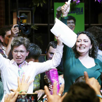 Claudia López (vas.) ja Angélica Lozano juhlivat voittoa paikallisvaaleissa Bogotassa 27. lokakuuta.