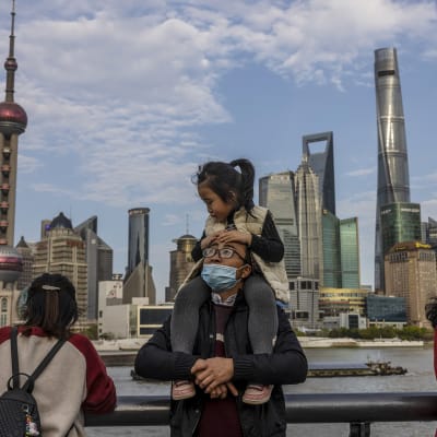 Ihmisiä Shanghaissa.