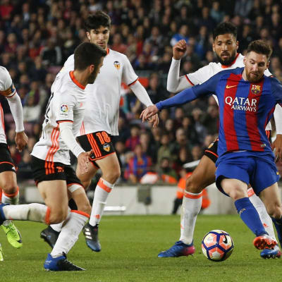 Lionel Messi gjorde två mål mot Valencia