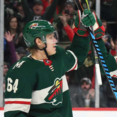 Mikael Granlund firar mål.