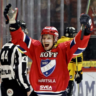Juha Jääskä firar sitt mål.