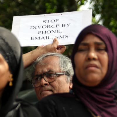 Protester mot muslimsk skilsmässopraxis i Indien.