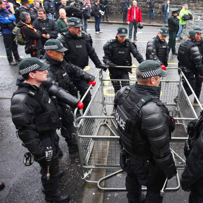 Poliiseja Belfastissa, Pohjois-Irlannissa.