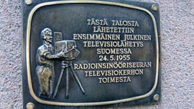 Plakat och minnesplåt över den första allmänna tv sändningen i finland