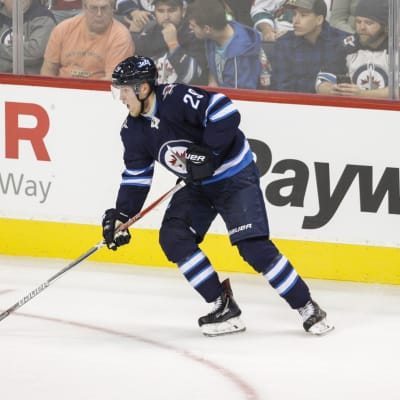 Patrik Laine kuljettaa kiekkoa.