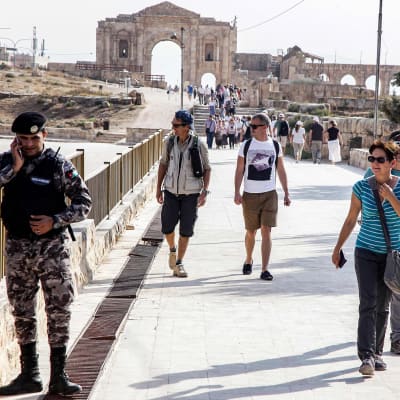 Pohjois-Jordaniassa arkeologisella turistinähtävyydellä tapahtuneessa hyökkäyksessä haavoittui kahdeksan ihmistä.