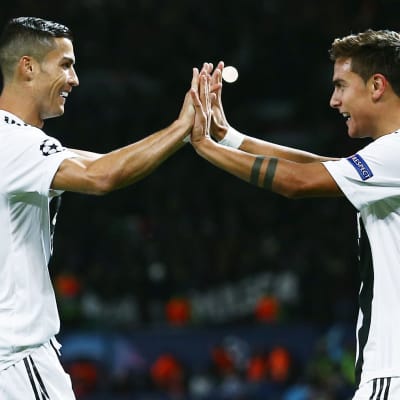 Ronaldo och Dybala firar mål.