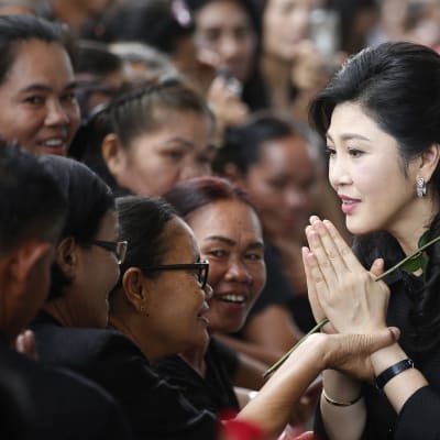 Yingluck Shinawatra tervehtii kannattajiaan.