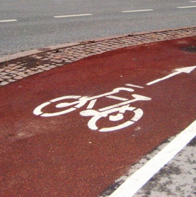röd cykelväg i helsingfors
