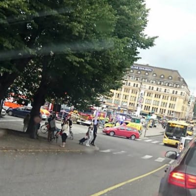 Bild från Åbo där ett stort polispådrag pågår.