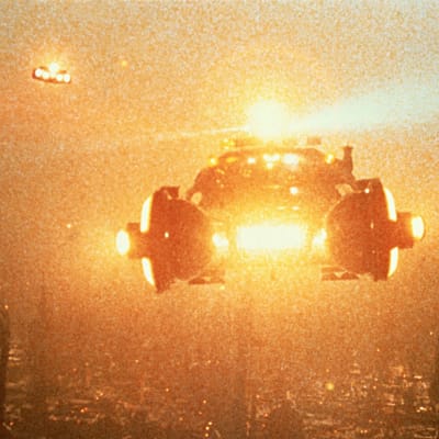Flygande bilar över den futuristiska staden Los Angeles i filmen Blade Runner.