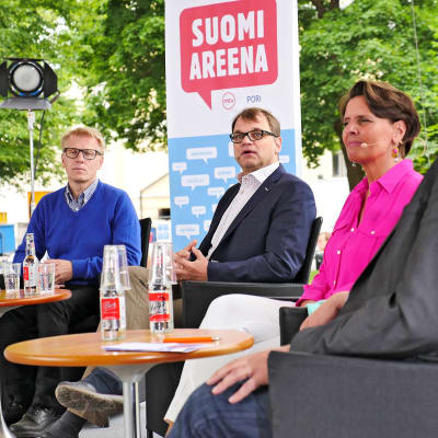 Kimmo Tiilikainen, Juha Sipilä ja Anne Berner keskustelemassa Porissa 11. heinäkuuta.