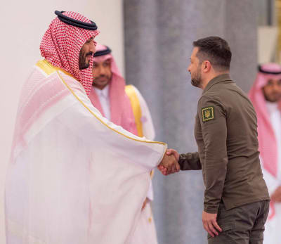 Saudiarabiens kronprins Mohammad bin Salman och Ukrainas president Volodymyr Zelenzkyj skakar hand.