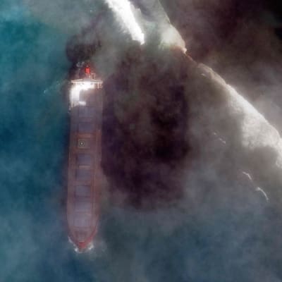 Satelliittikuva kuva tankkerista, josta on valunut öljyä mereen.