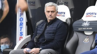 Tottenhams tränare José Mourinho följer matchen mot Newcastle.