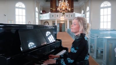 Kvinna som spelar piano.