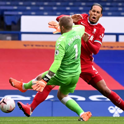 Liverpools Virgil van Dijk kolliderar med Evertons målvakt Jordan Pickford.