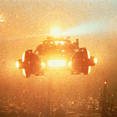 Flygande bilar över den futuristiska staden Los Angeles i filmen Blade Runner.