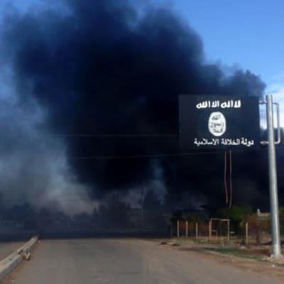 Ett brinnande hus efter att att irakisk militär återtagit byn Sa'adiya norr om Baghdad av Islamiska staten