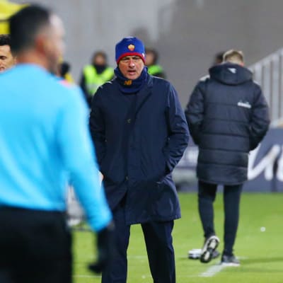 José Mourinho tittar på när Bodø/Glimt firar mål.