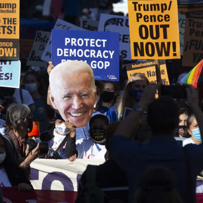 Demonstration i närheten av Vita huset 6.11.2020 till stöd för Biden.