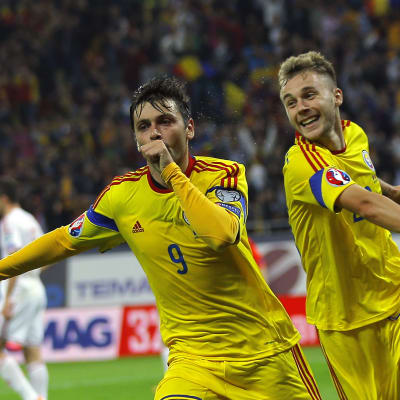 Raul Rusescu och Alexandru Maxim firar Rumäniens 1-0 mål mot Ungern.