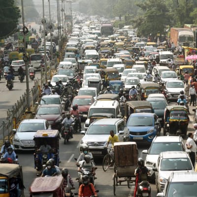 Liikenneruuhkaa moottoritiellä Intiassa.