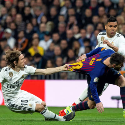 Luka Modric och Lionel Messi i närkamp.