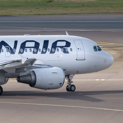 Finnairin lentokone platalla.